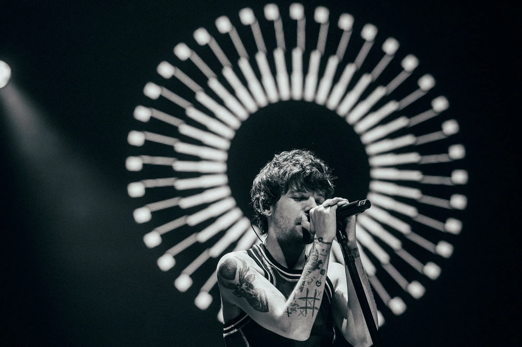 Epic Stage Presence of Louis Tomlinson