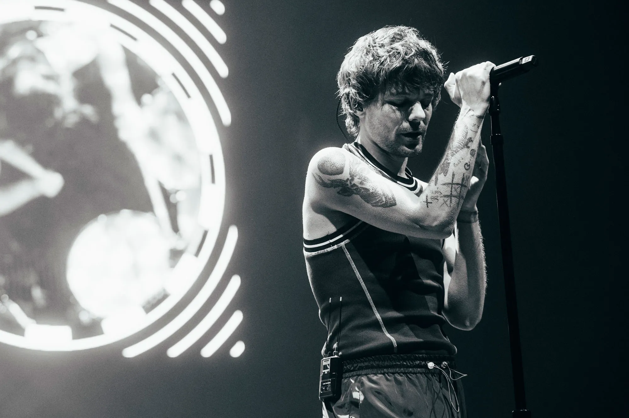 Intimate Moment Captured at Louis Tomlinson Concert